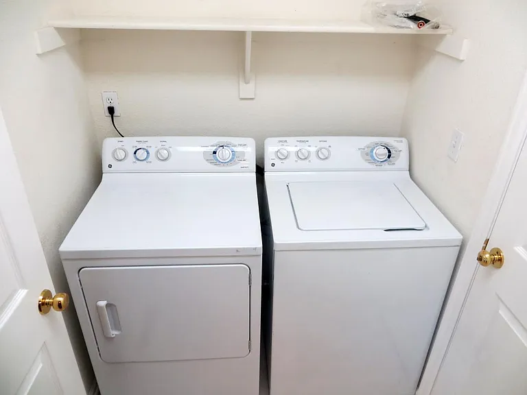 Washer/dryer included