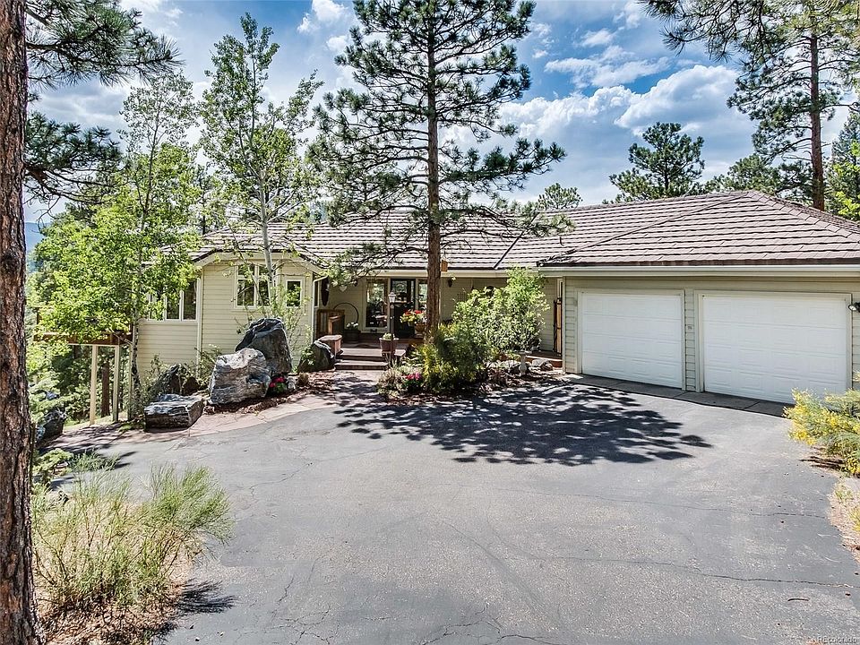 Rare Custom Ranch on Premium Lot with Views!  One of the best lots and homes in Troutdale Ridge !