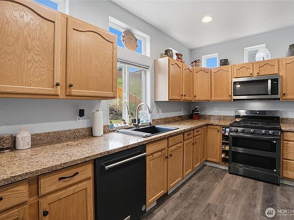 5th image of 665 Tufts Ave E
