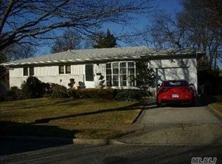 21 Frankie Ln, Old Bethpage, NY 11804