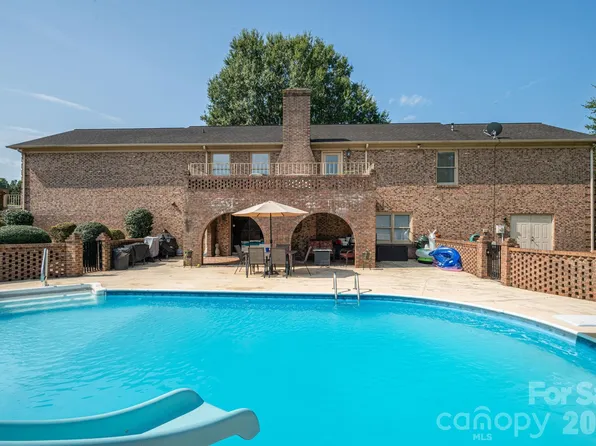 1000 Country Club Dr, Cherryville, NC 28021