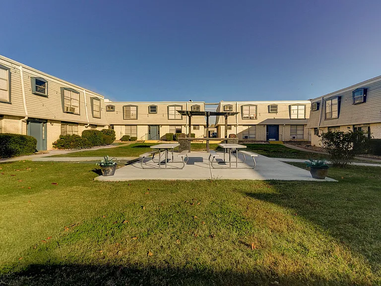 Higdon Ferry Apartments — Photo 9