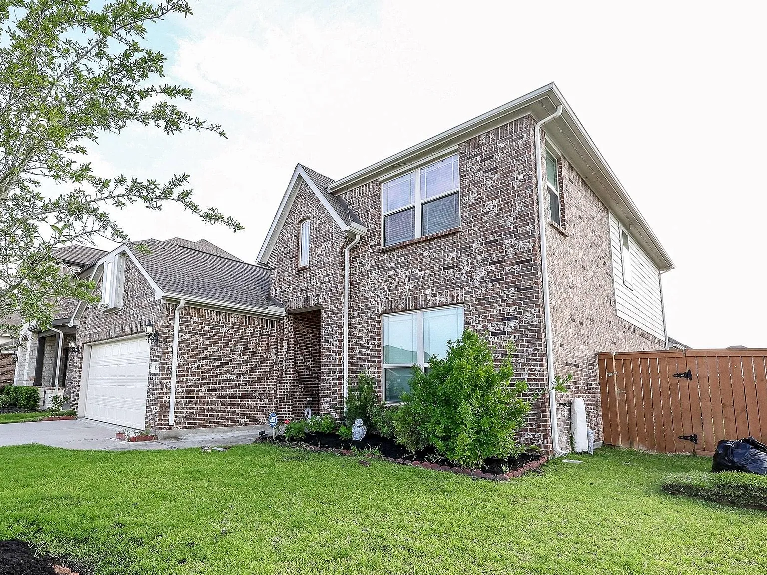 4 bed, 3.0 bath, 2467 sqft, $3,200 — Photo 2