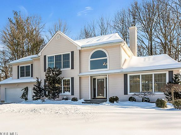 2nd image of 8 Winding Woods Way