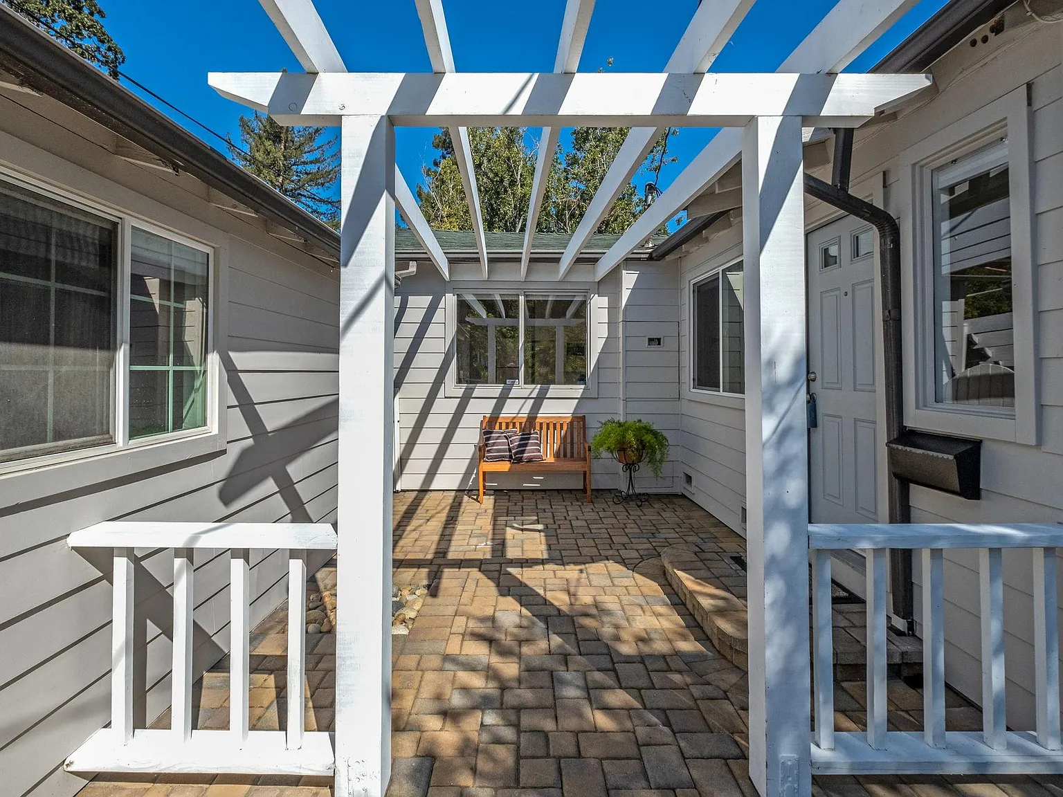 3390 Moraga Blvd — Photo 2