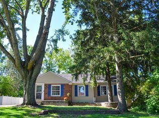 9361 Whitall Ln, Grosse Ile, MI 48138