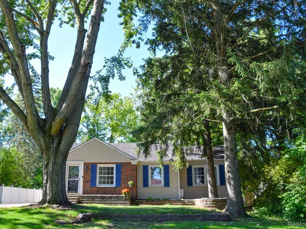 9361 Whitall Ln, Grosse Ile, MI 48138