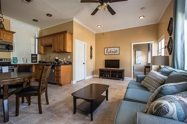 512 Pelican St #B — Photo 3