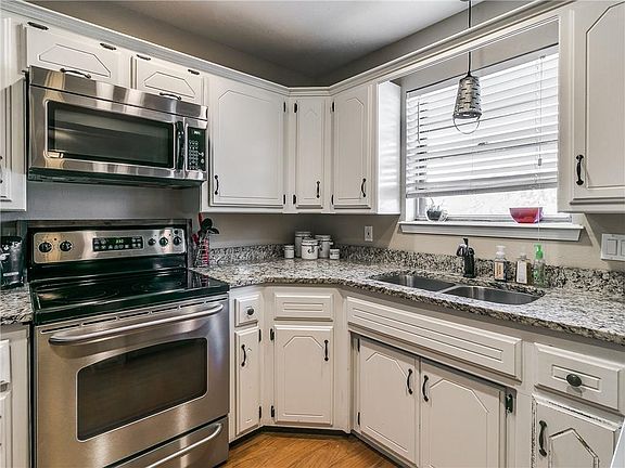 4th image of 220 S Bouziden Dr