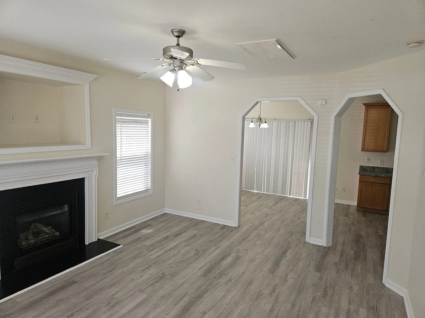 Charming 3br/2.5ba in SE Raleigh. Avail Now! — Photo 3