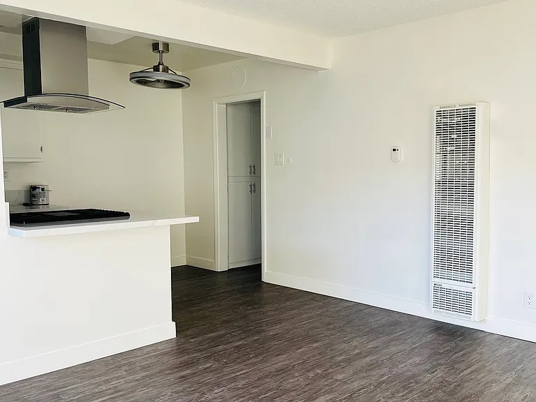 Chateau Apartments — Photo 15