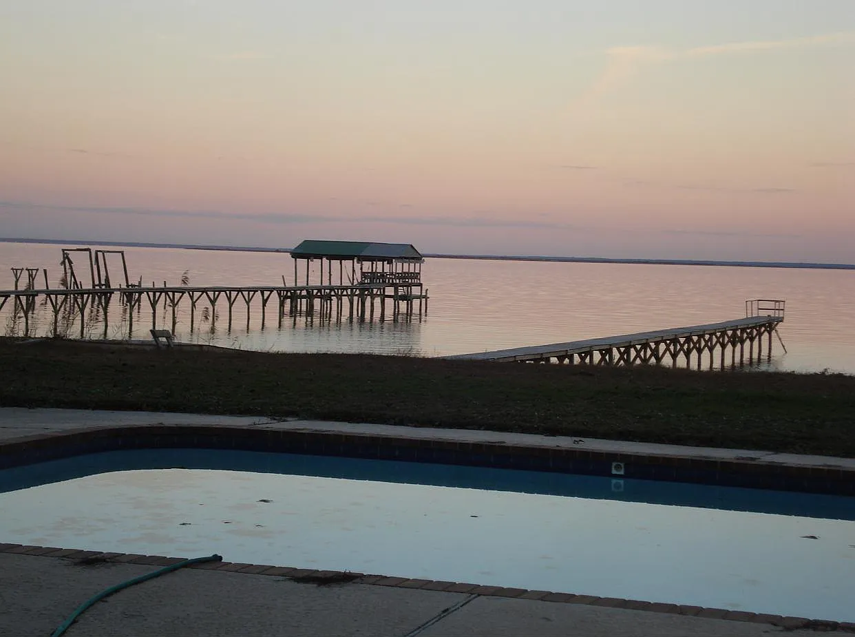 3 bed, 2.5 bath, 2200 sqft, $2,500 — Photo 1