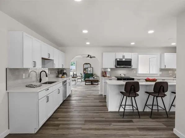 4050 Charter Oak Ln SE, Cedar Rapids, IA 52403