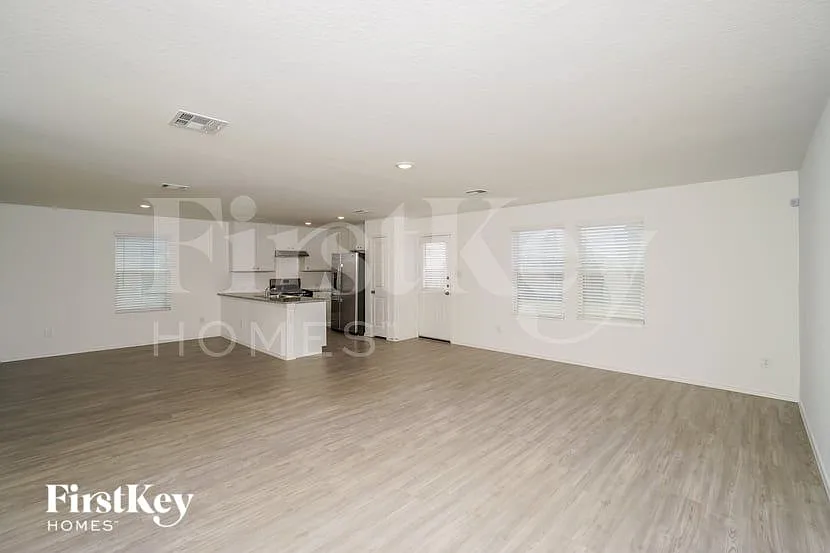 4 bed, 2.5 bath, 1950 sqft, $1,765 — Photo 3