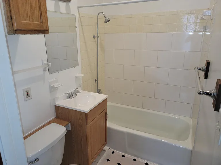 1910 Binney St #4 — Photo 3