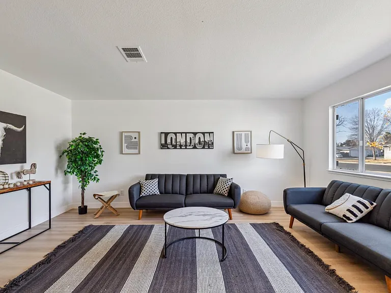 929 Moffat Dr — Photo 8