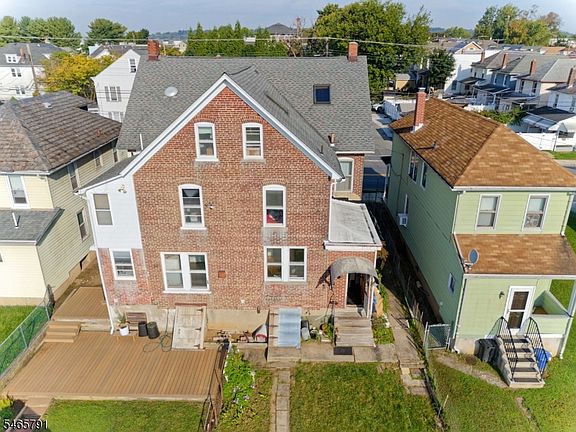 3rd image of 390 Heckman St