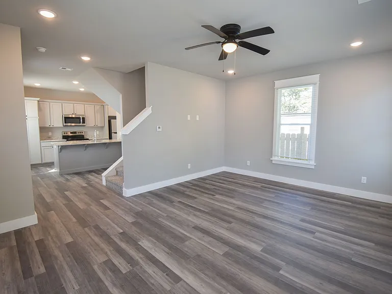 734 S Locust Ave — Photo 2