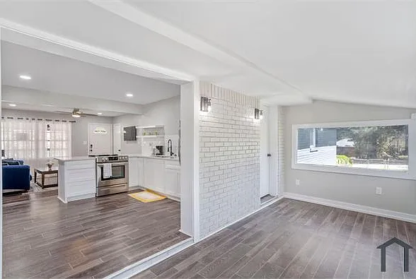 8170 Huntington Dr — Photo 11