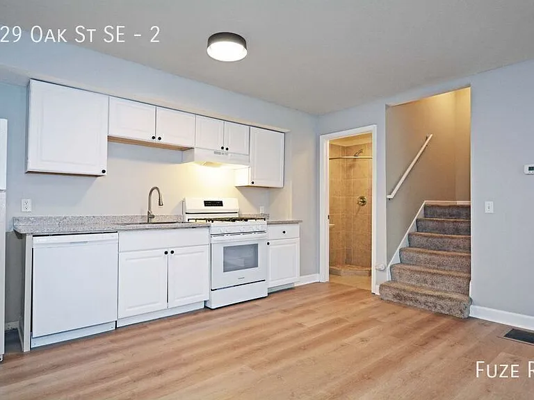 629 Oak St SE #2 — Photo 5