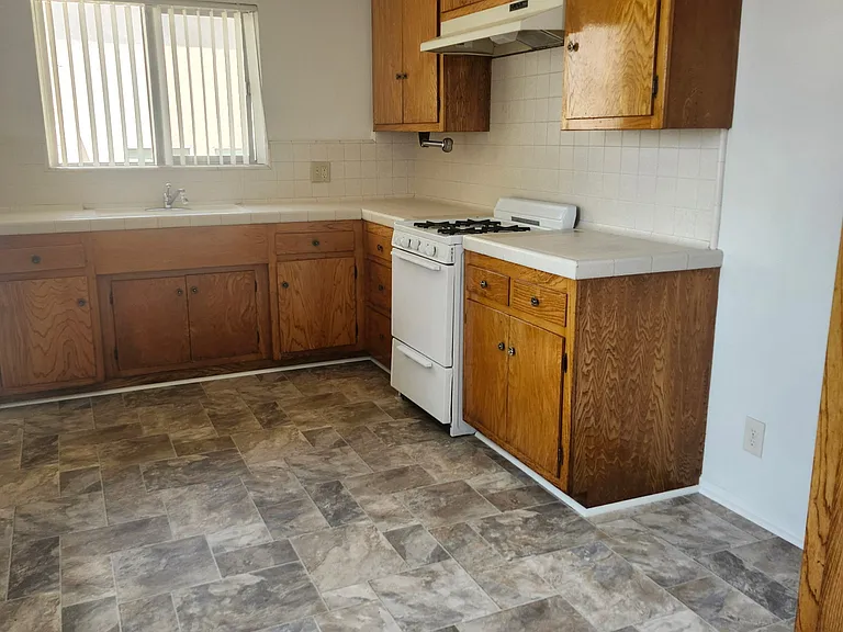 11624 Hamlin St — Photo 8