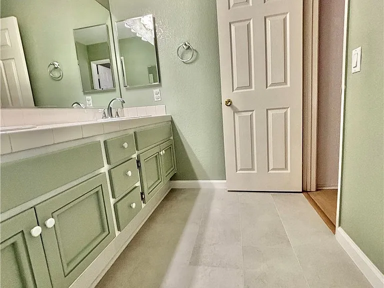 1834 Berryhill Dr — Photo 32