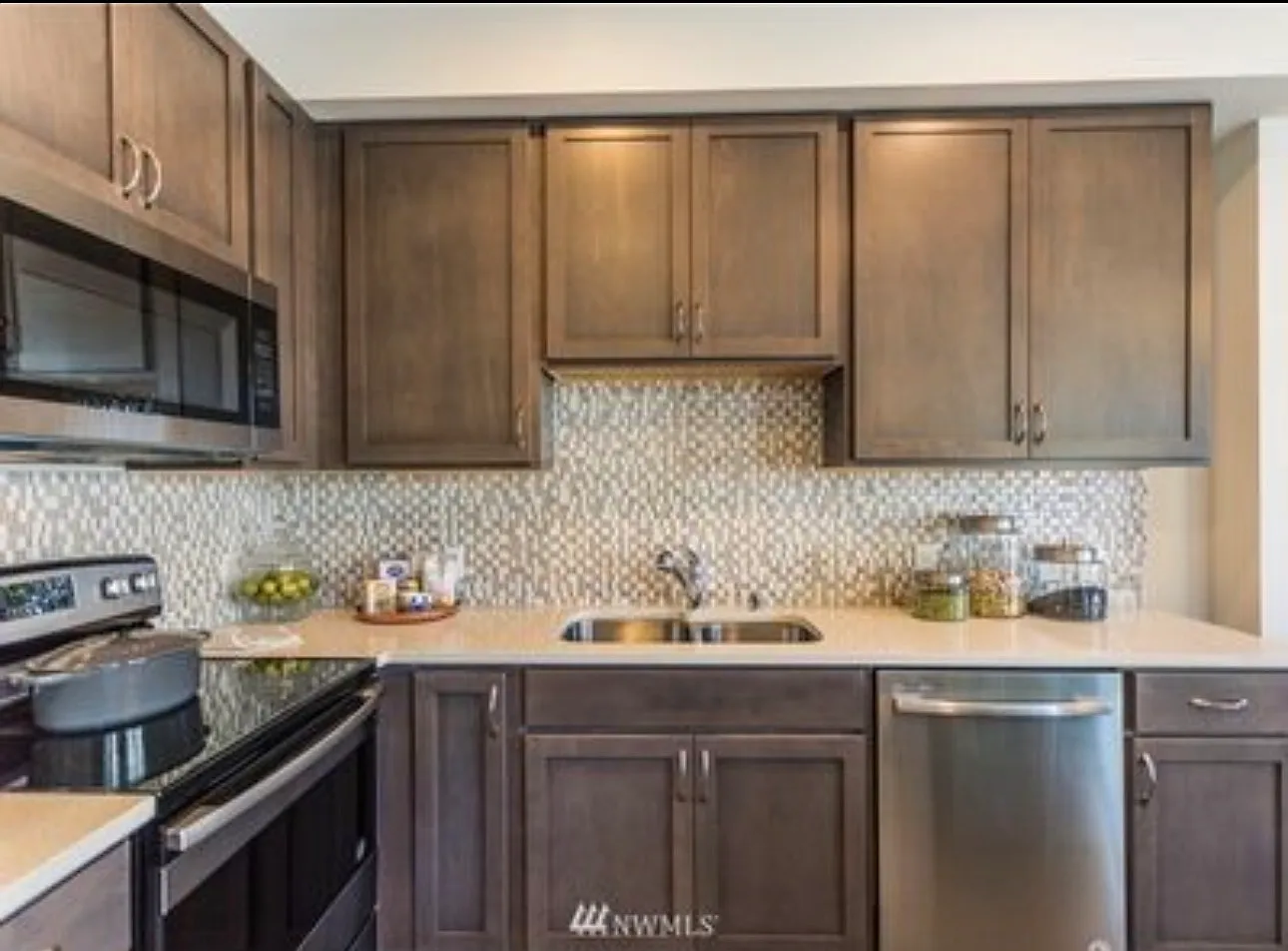 3 bed, 2.5 bath, 1800 sqft, $2,980 — Photo 4