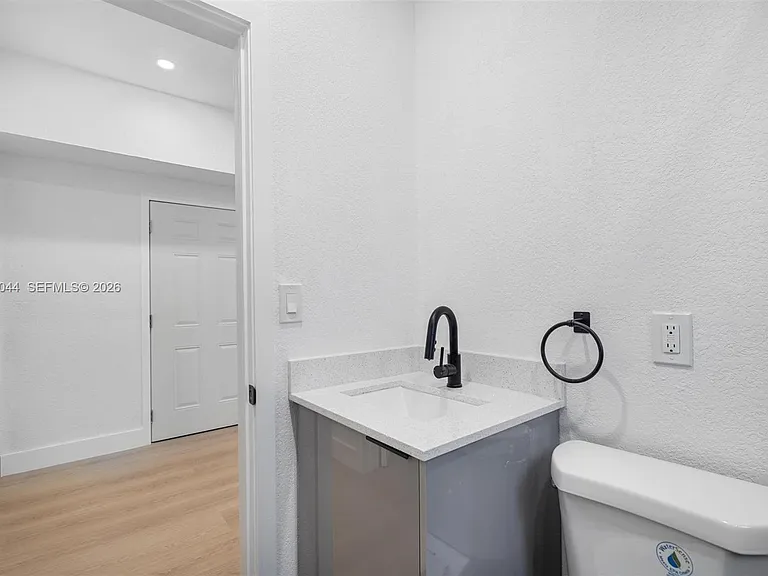 629 SW 10th Ave #6 — Photo 18