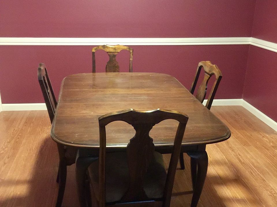 Dining Room 10' 3" x 13' 6"