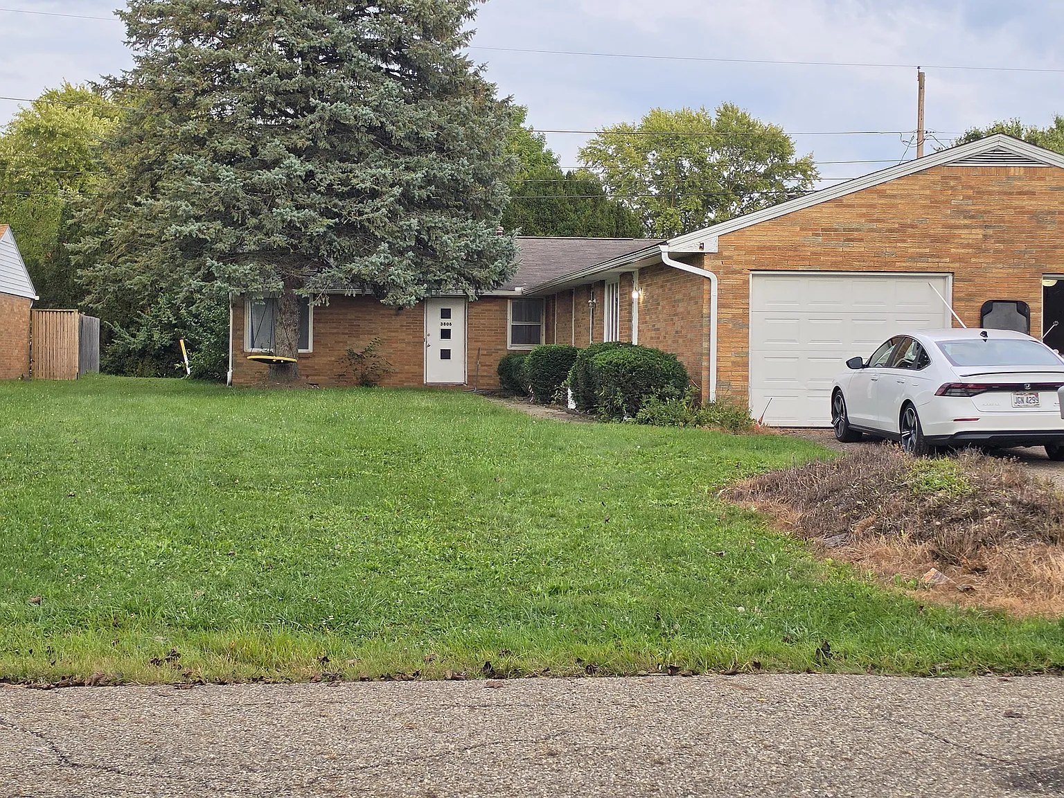 4 bed, 1.5 bath, 1600 sqft, $1,400 — Photo 1