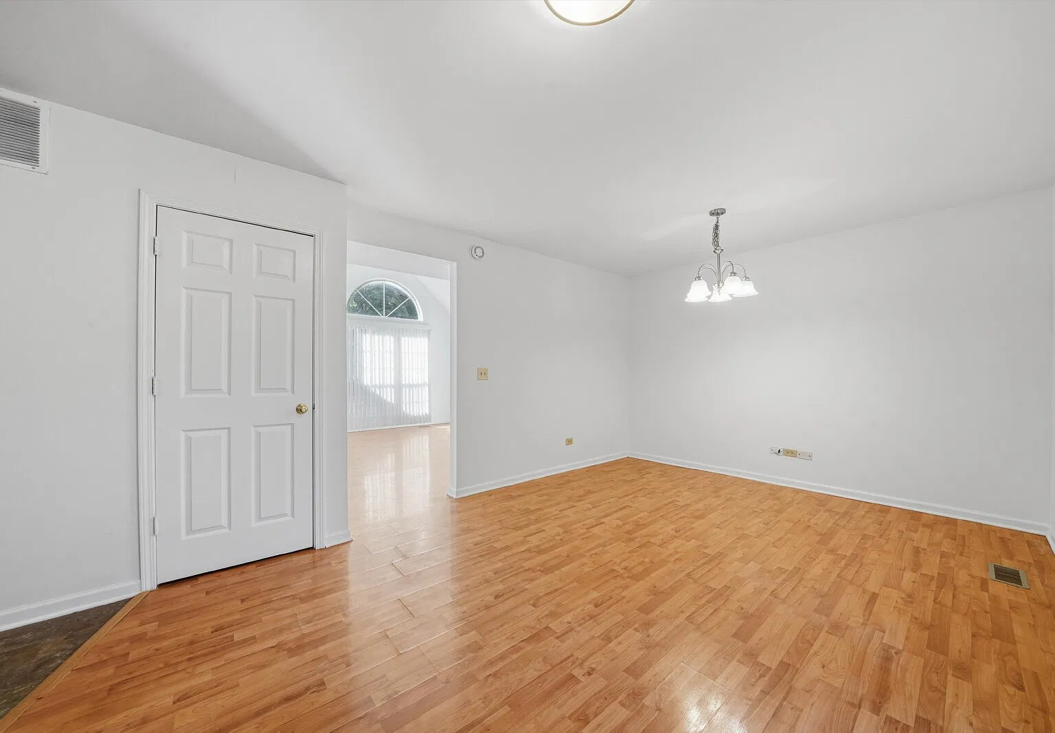 3 bed, 1.5 bath, 1364 sqft, $2,300 — Photo 3