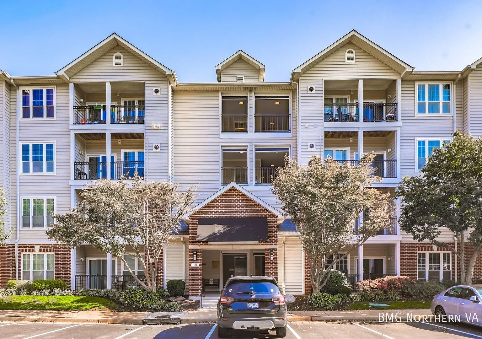 Bright & Spacious 3BR/2BA With Private Balcony In McLean — Photo 1