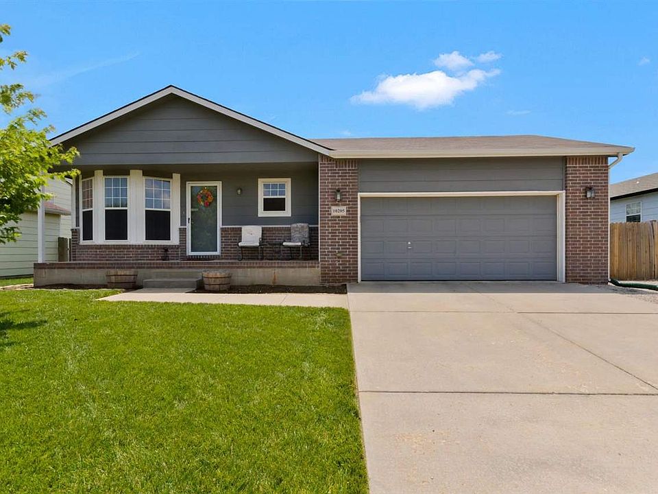 Cute home with extra RV/Traiiler parking and oversized garage!