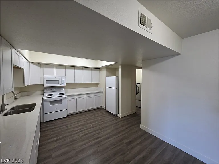 3364 Royce Ct — Photo 10