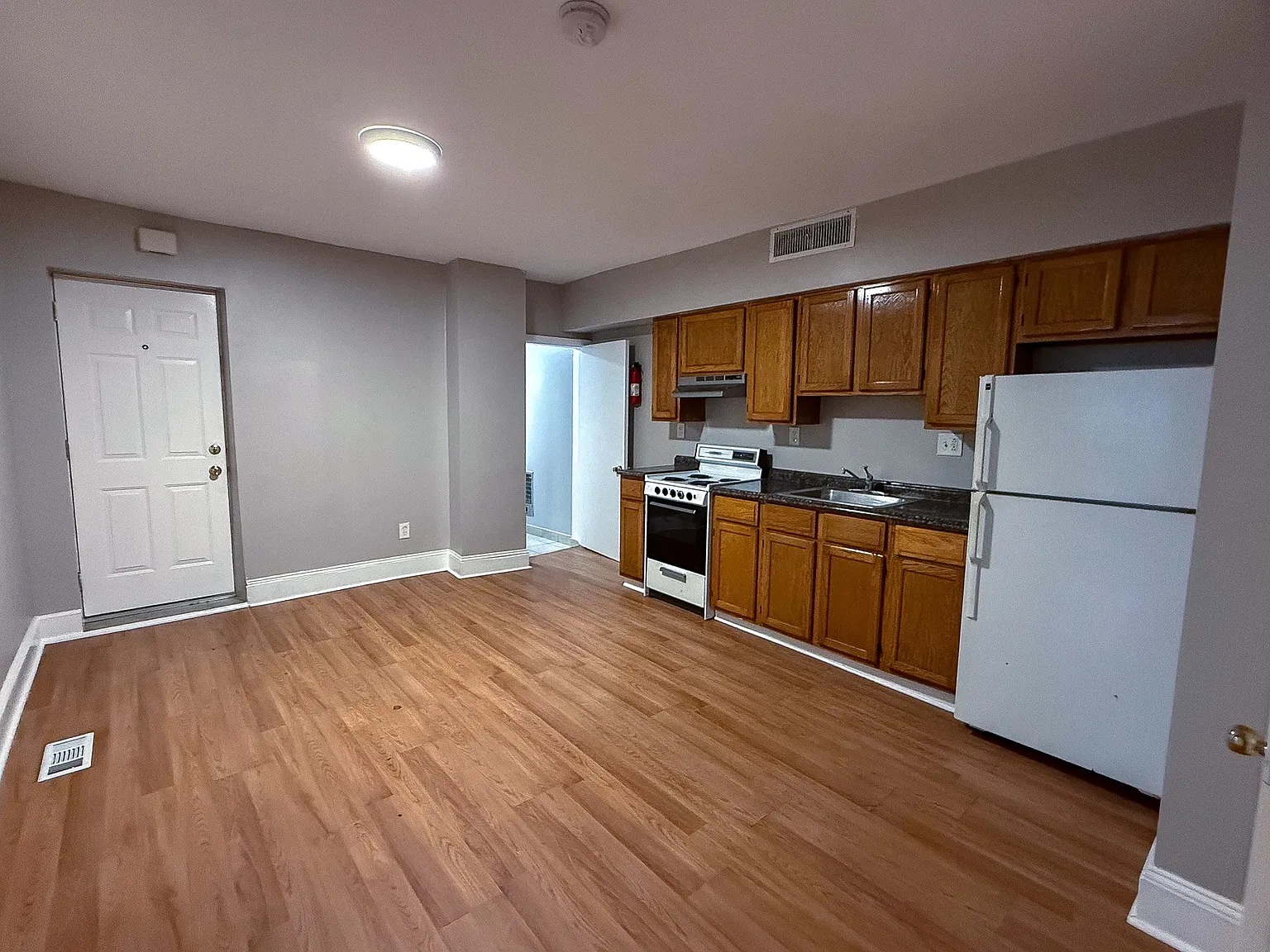 2 bed, 850 sqft, $1,600 — Photo 1