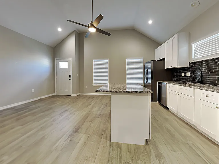 16855 Balmoral — Photo 5