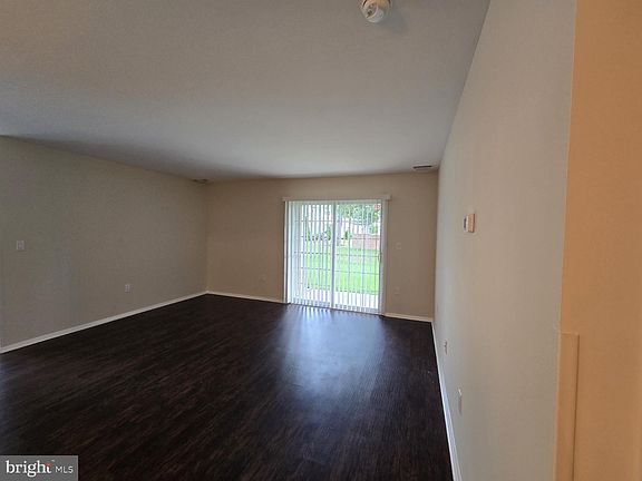 3rd image of 555 Shetland Ct