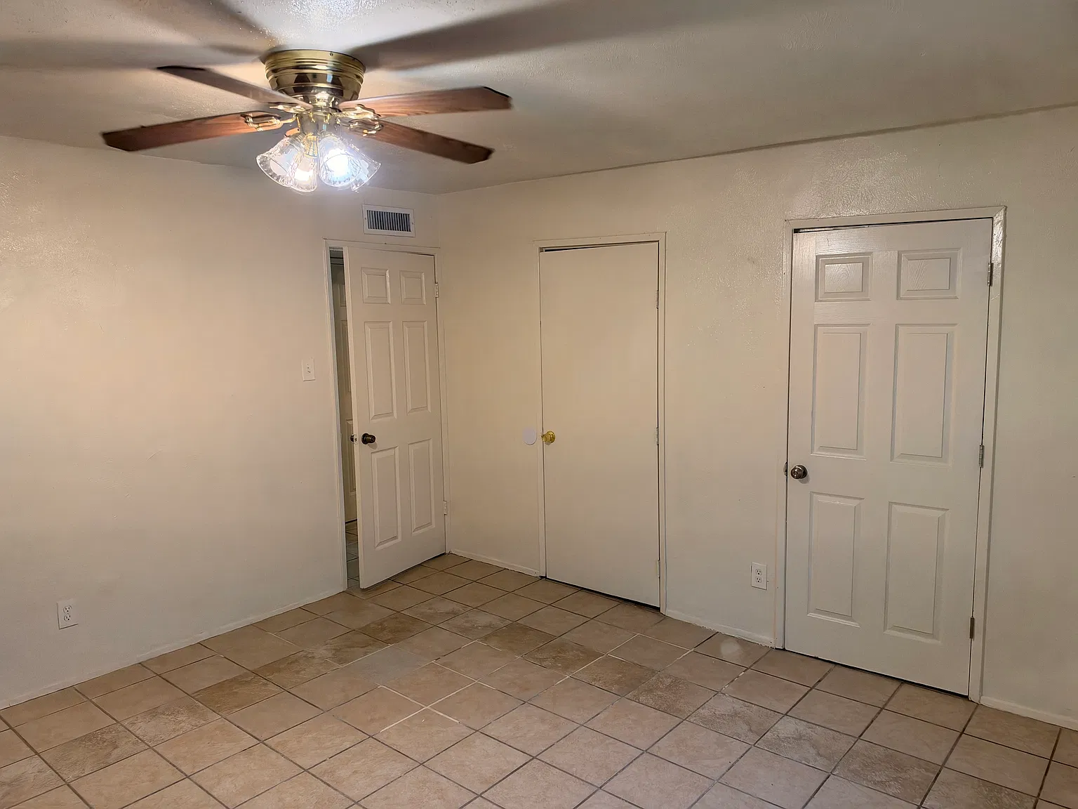 3 bed, 1372 sqft, $1,700 — Photo 4