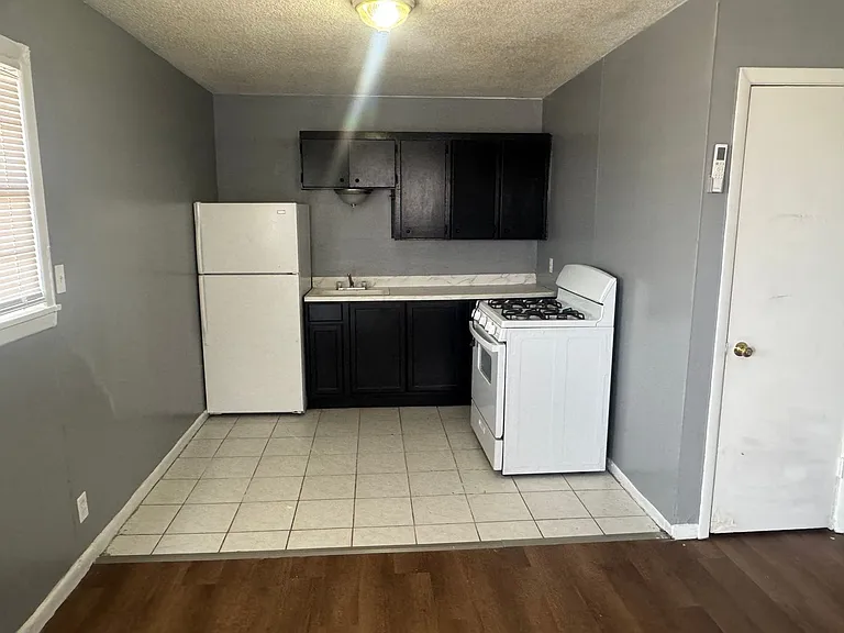 611 N Mirror St — Photo 4