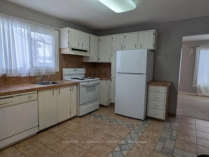 3 bed, $2,400 — Photo 3