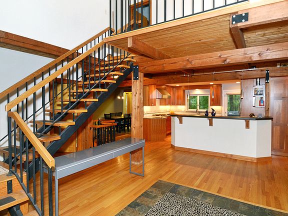 3rd image of 40 Laurelwood Dr