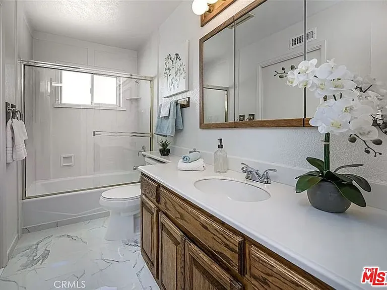 758 E Cypress Ave — Photo 2