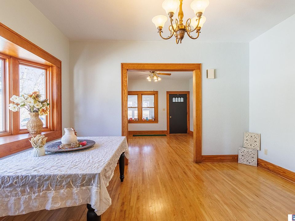 922 5th St, Fairbury, NE 68352 Zillow