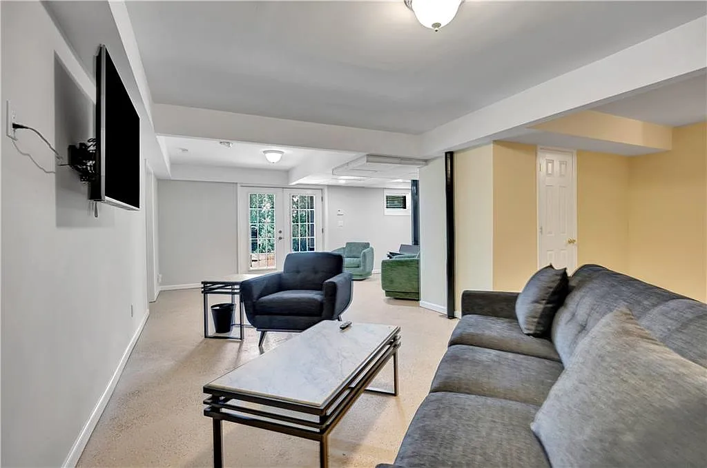 1 bed, 1.0 bath, 4933 sqft, $2,500 — Photo 4