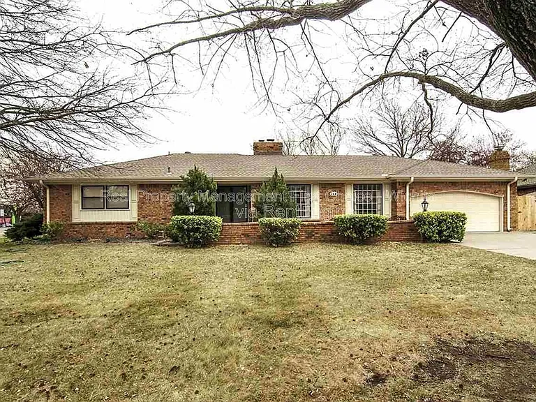 244 N Live Oak Ln — Photo 2