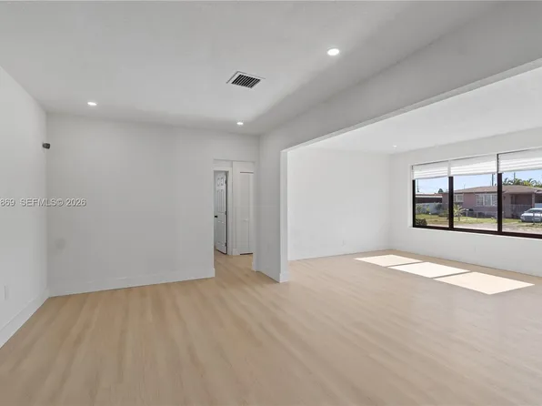 31 W 64th St, Hialeah, FL 33012