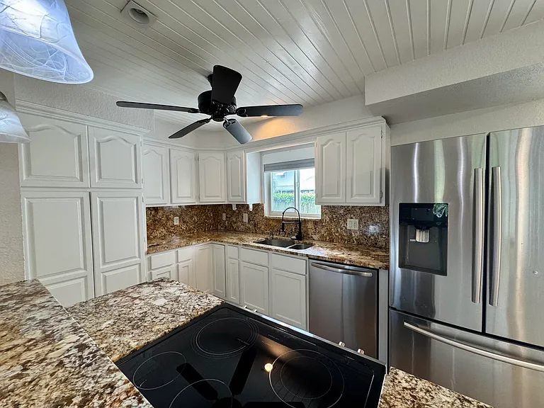 924 SE 8th Ct — Photo 7