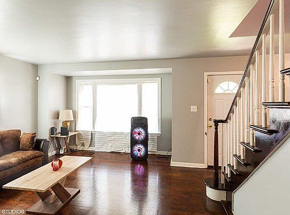 5th image of 225 E 142nd Pl