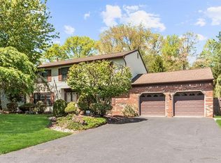4 Mohawk Ln, Manalapan, NJ 07726