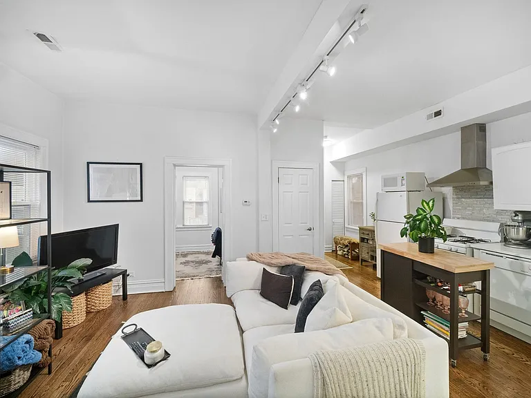 2642 N Marshfield Ave — Photo 44